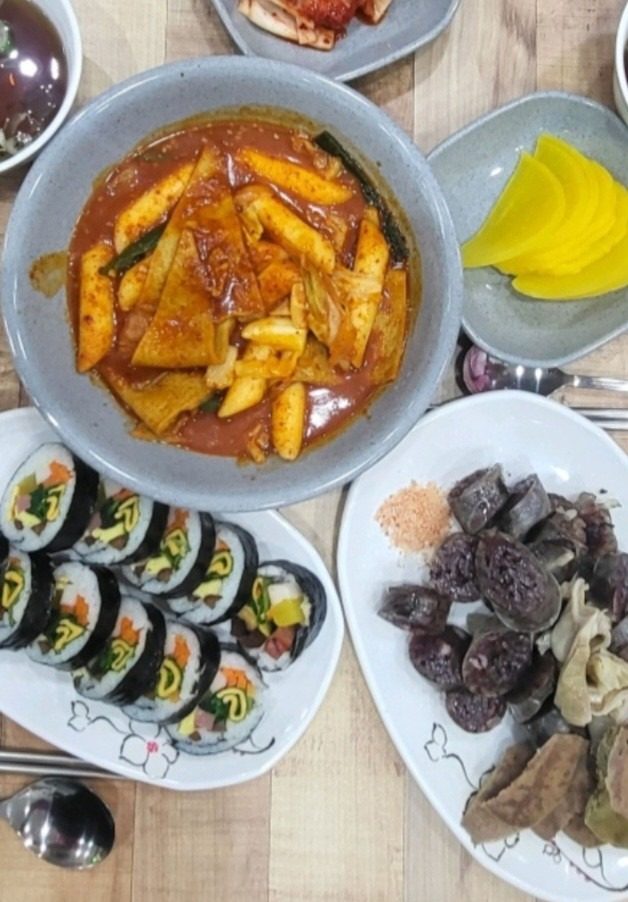 맛있는 떡볶이. 순대 만두 할인된 금액으로 드려요