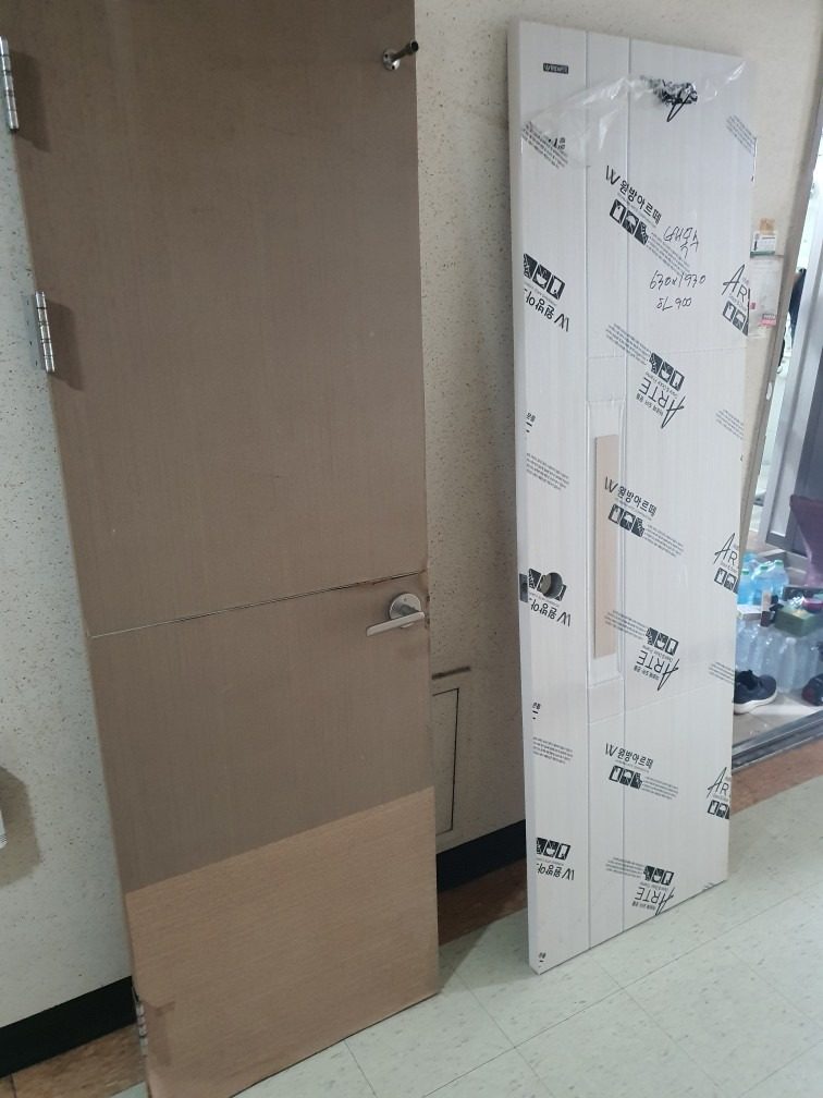 화장실문 교체작업