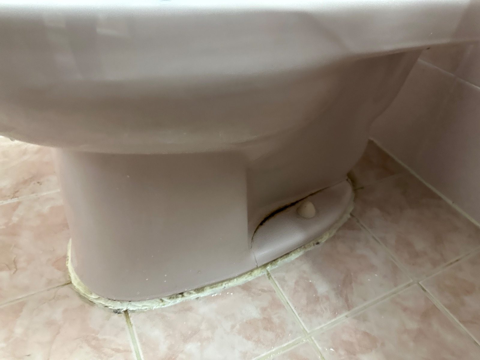 깨진 변기는 사용하지 마세요! 변기교체는 전문가에게