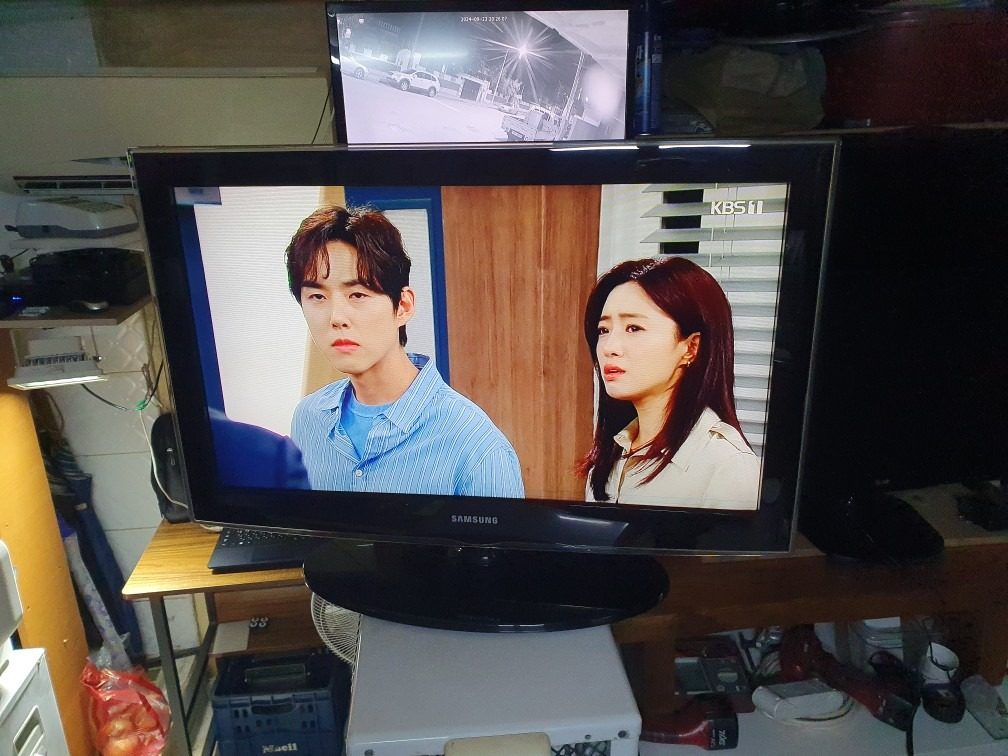 [판매완료]삼성 32인치 TV, 화질 최상입니다. 사진대로입니다. 리모컨 포함 4만원입니다.