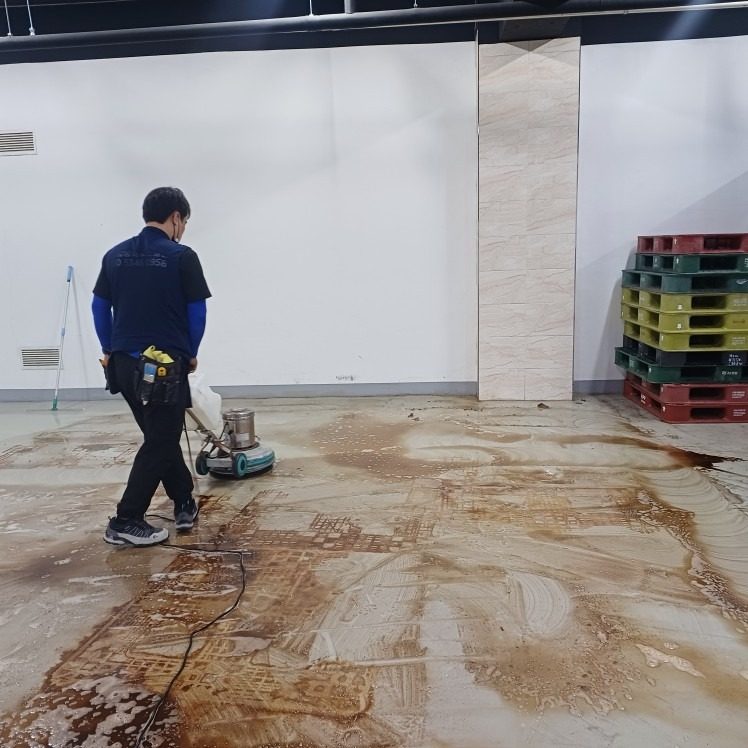 오염된 바닥세척 청소 현장