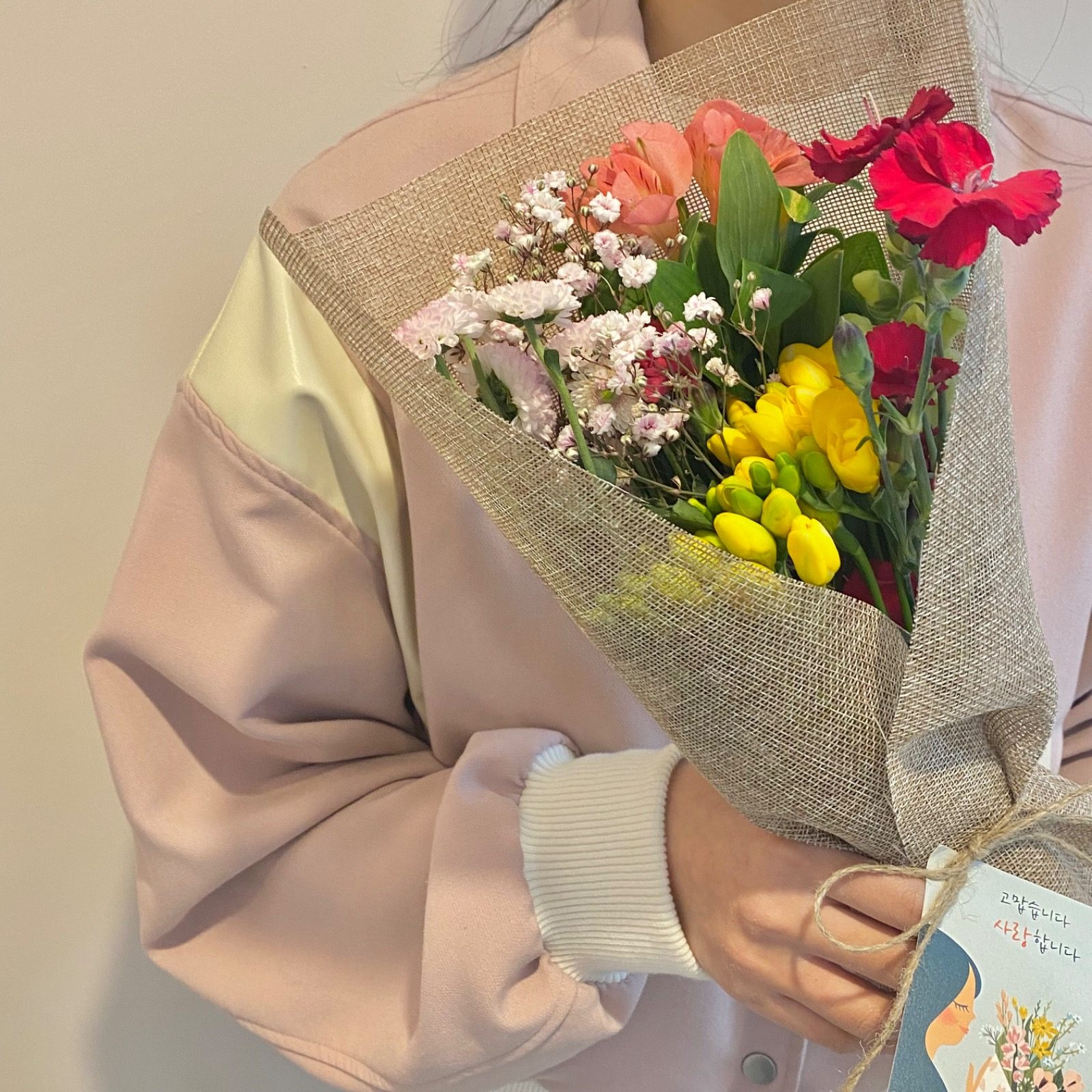 센스 가득한 꽃 선물하고 싶다면?! 마포장 한다발💐