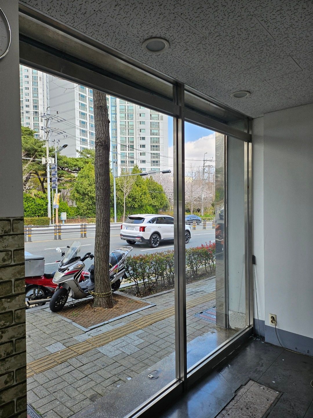 부산상가유리창청소도 역시 청소가예술이 잘합니다.