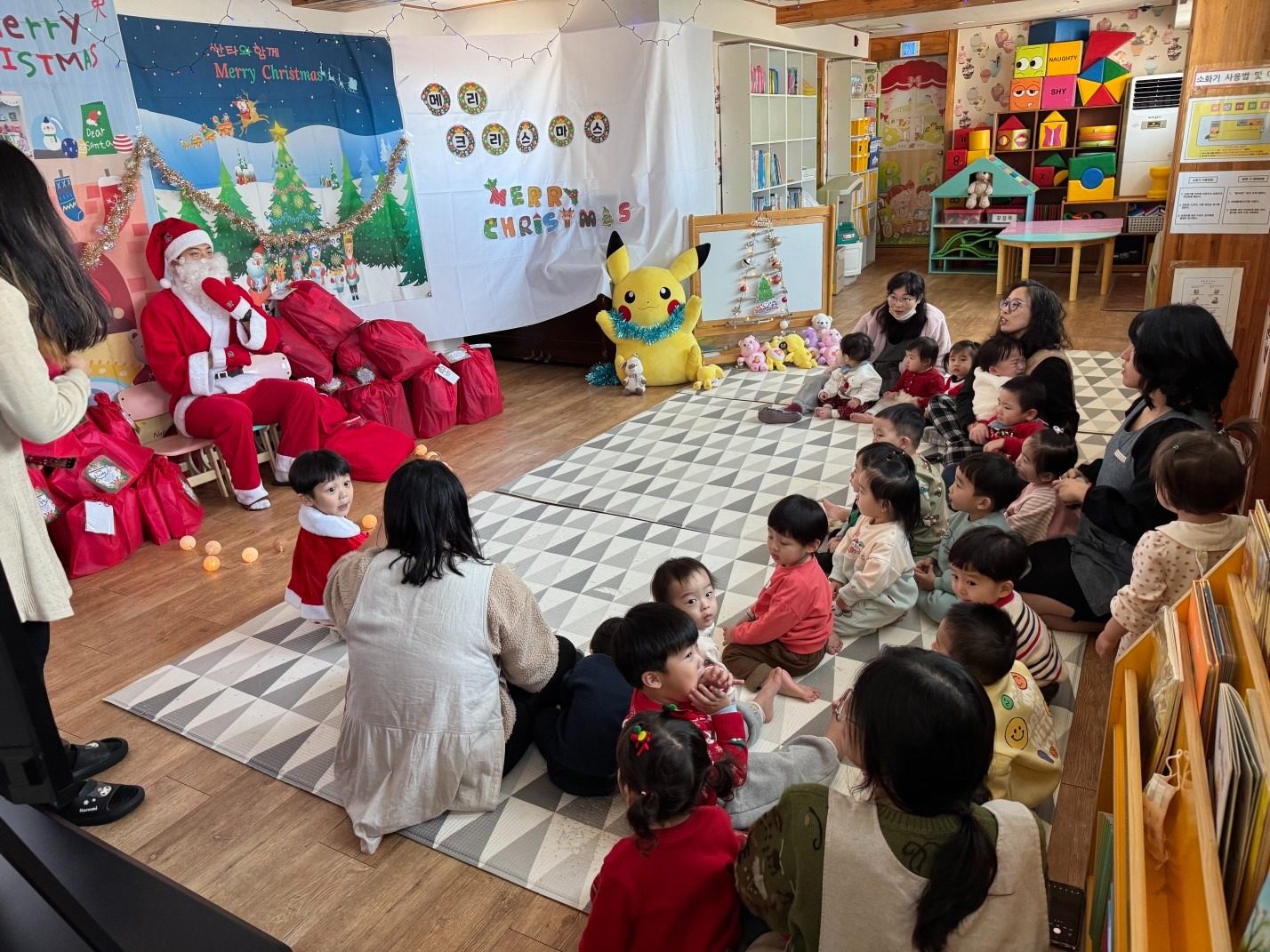 산타와 함께 크리스마스 행사했어요🎅