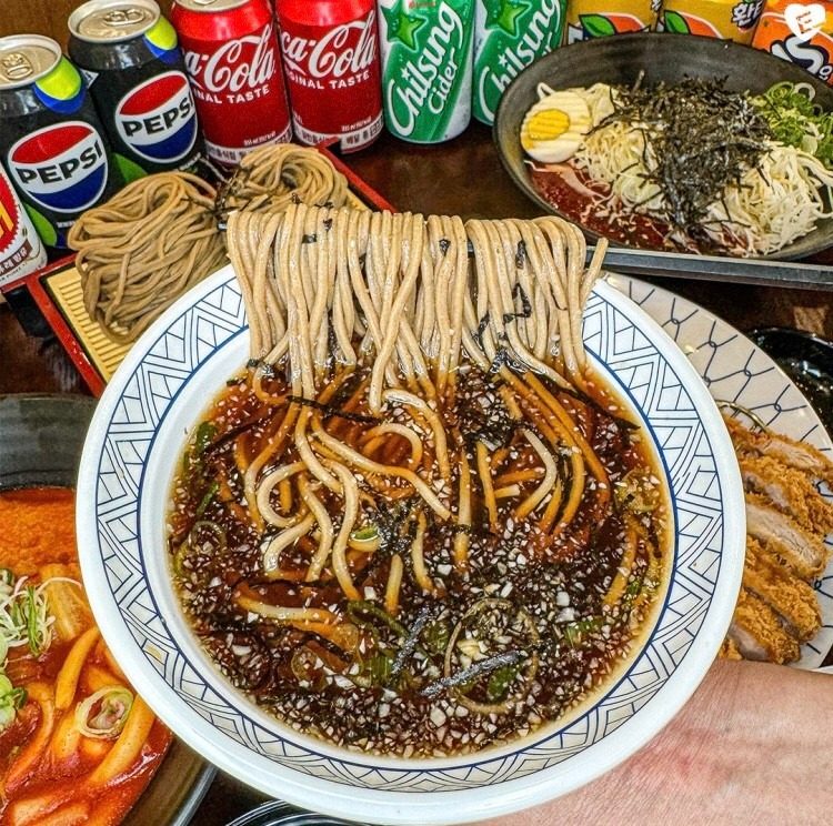 자가제면으로 직접 면을 뽑아 맛있게 만들어드립니다^^