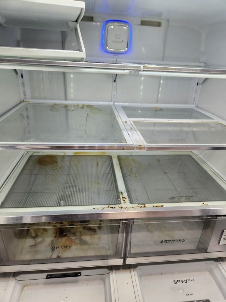 냉장고청소정말 힘드시죠?저희밝은미래가 도와드리겠습니다!