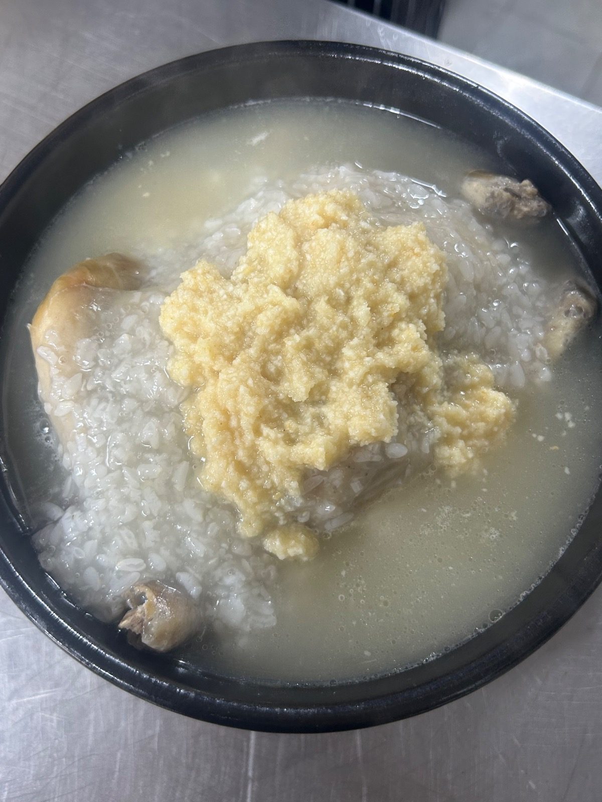 가마솥에 한약재와 함께 푹 끓이는 보약삼계탕