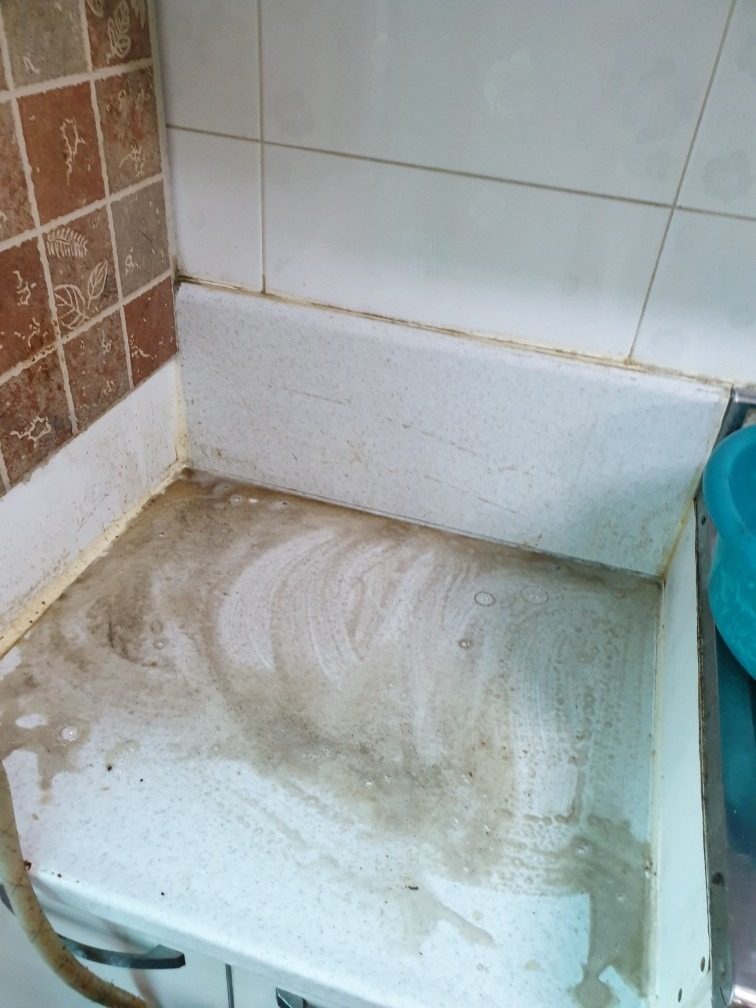 가스레인지 아래 부분까지 꼼꼼히 작업중입니다