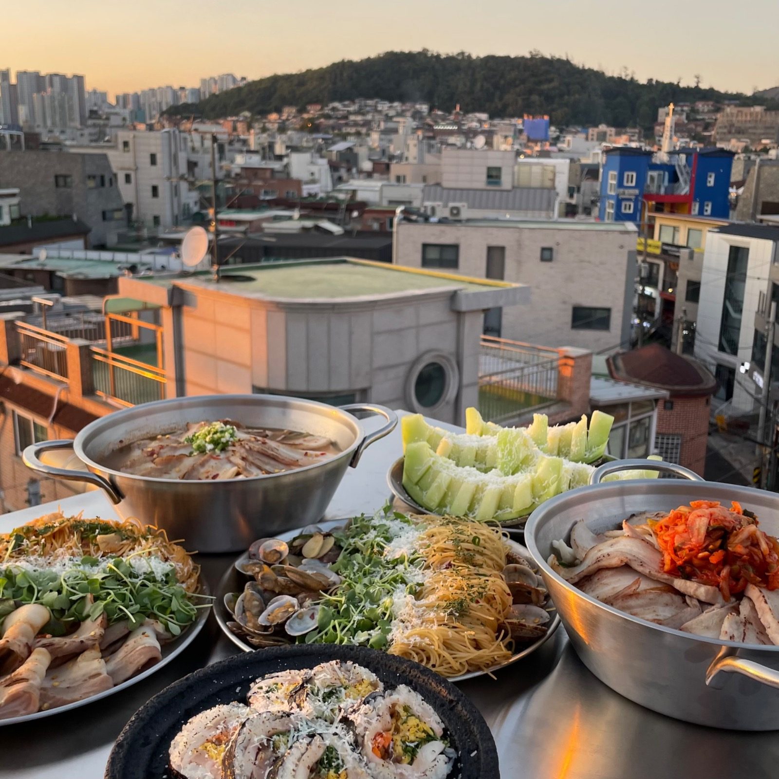 연남동 최고의 루프탑 맛집 수비드 요리 전문점 무채색