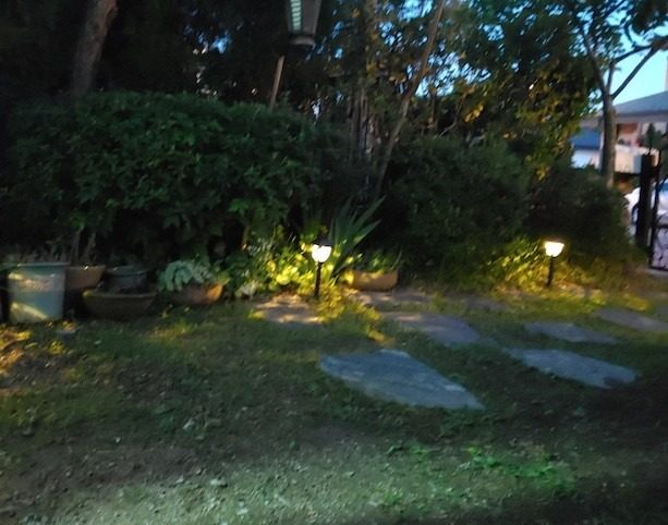 전원주택 마당어두운곳 선없는 곳에 조명 필요하신분
