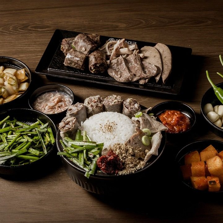 식당. 순대국밥