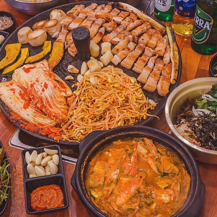 솥뚜껑삼겹살 일행 경산점