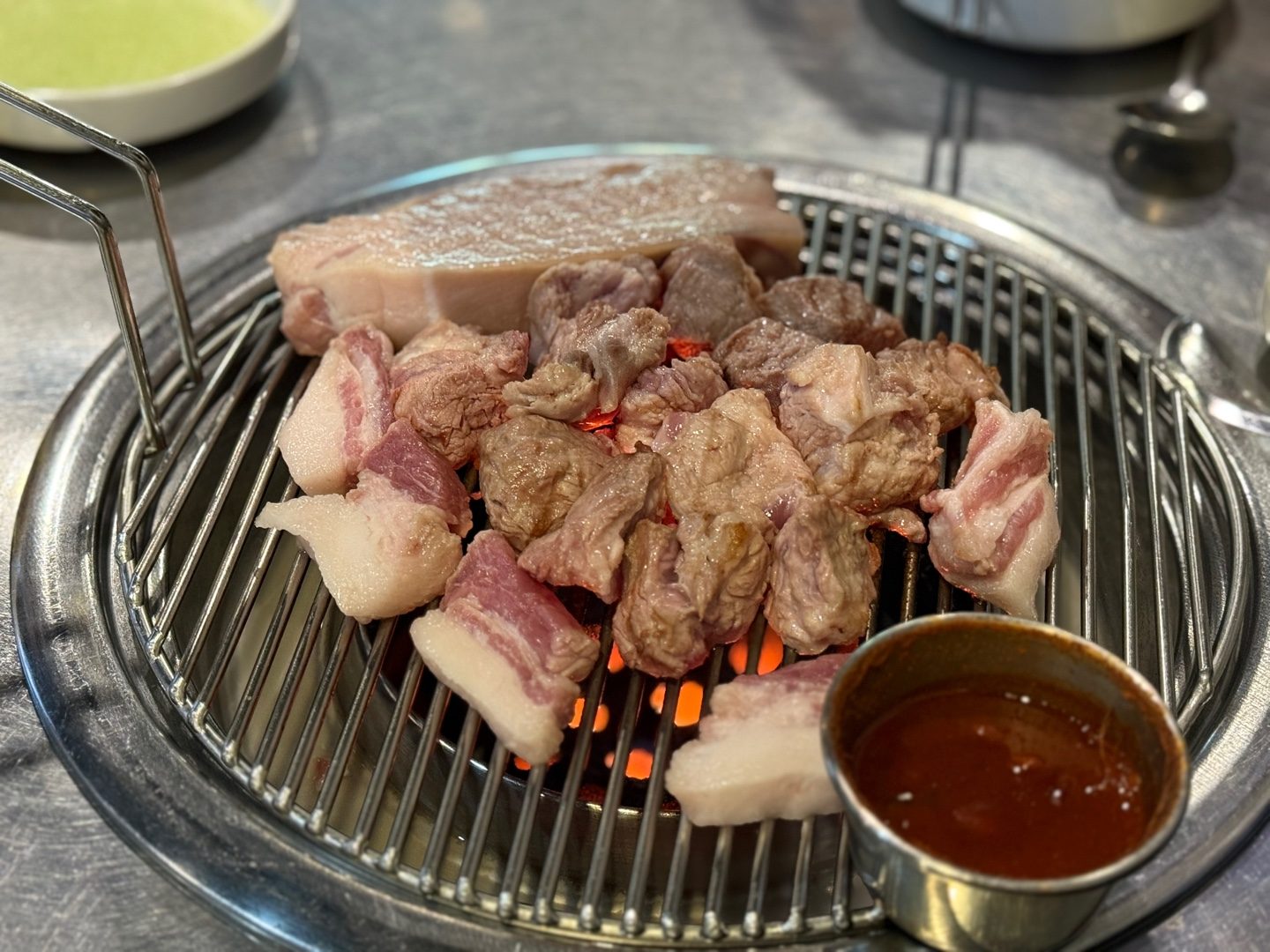 📌 중복에 육즙 가득 흑돼지 한 판!