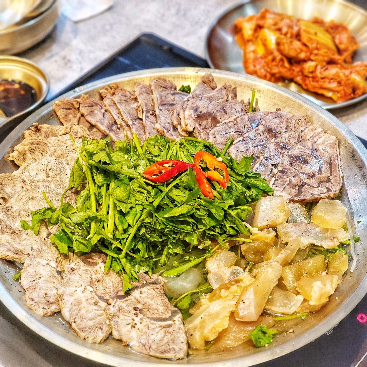 모듬수육 + 표고버섯된장찌개 + 밥 한 공기 = 행복 풀코스! 😍