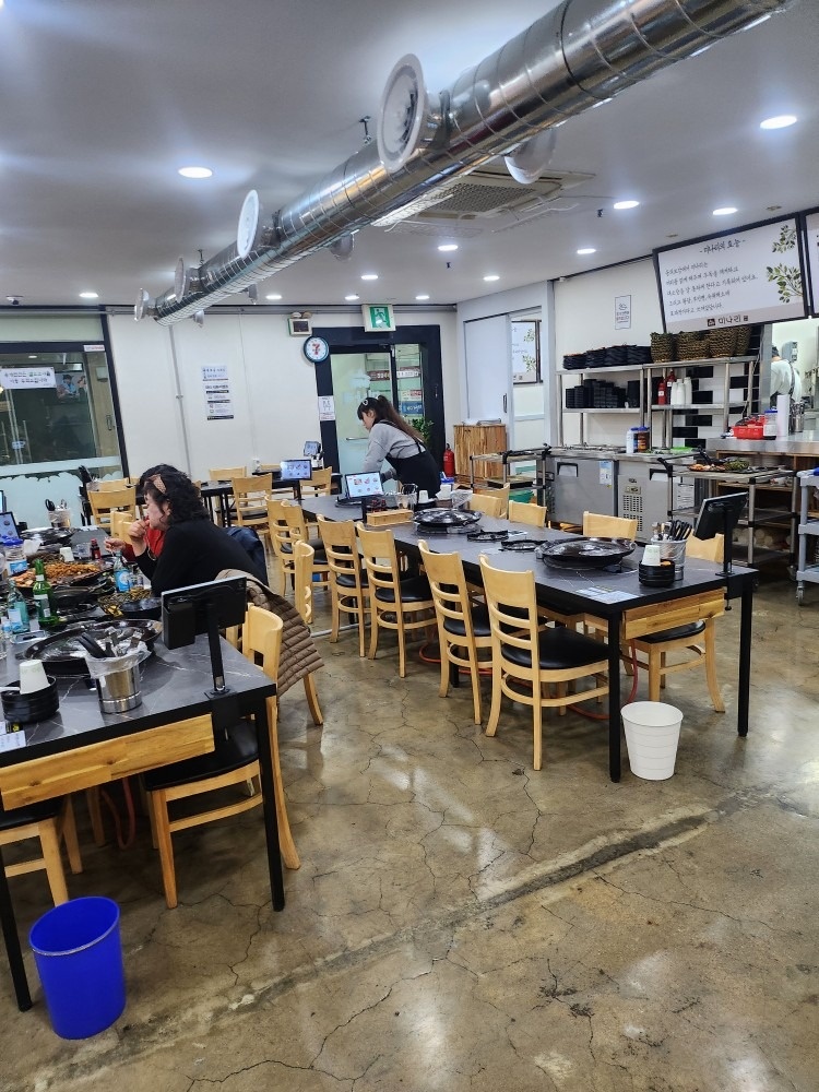 솥뚜껑미나리삼겹살 솔내점 picture 3