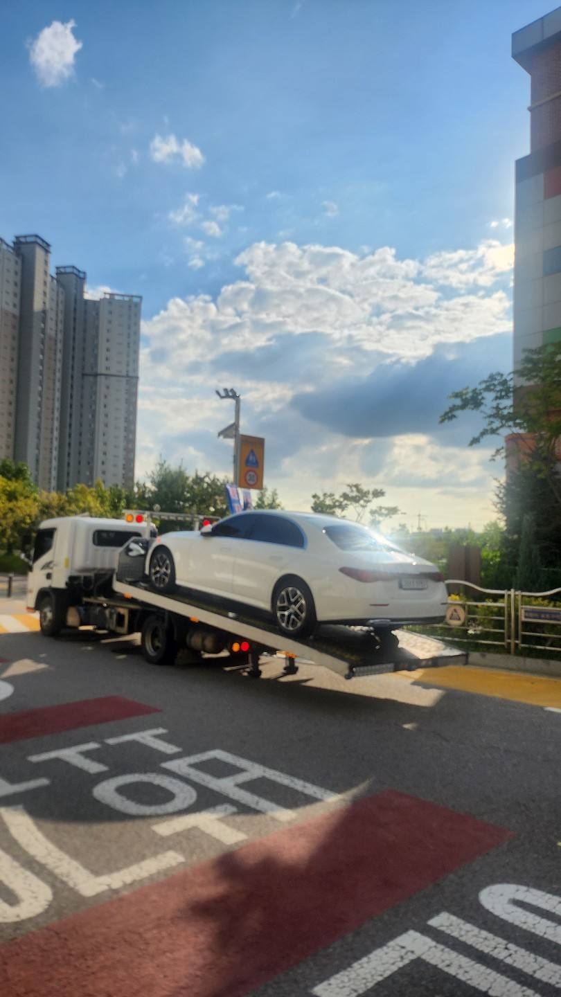E 클래스 W214 E200 전기형 (204마력)아방가르드 매물 썸네일
