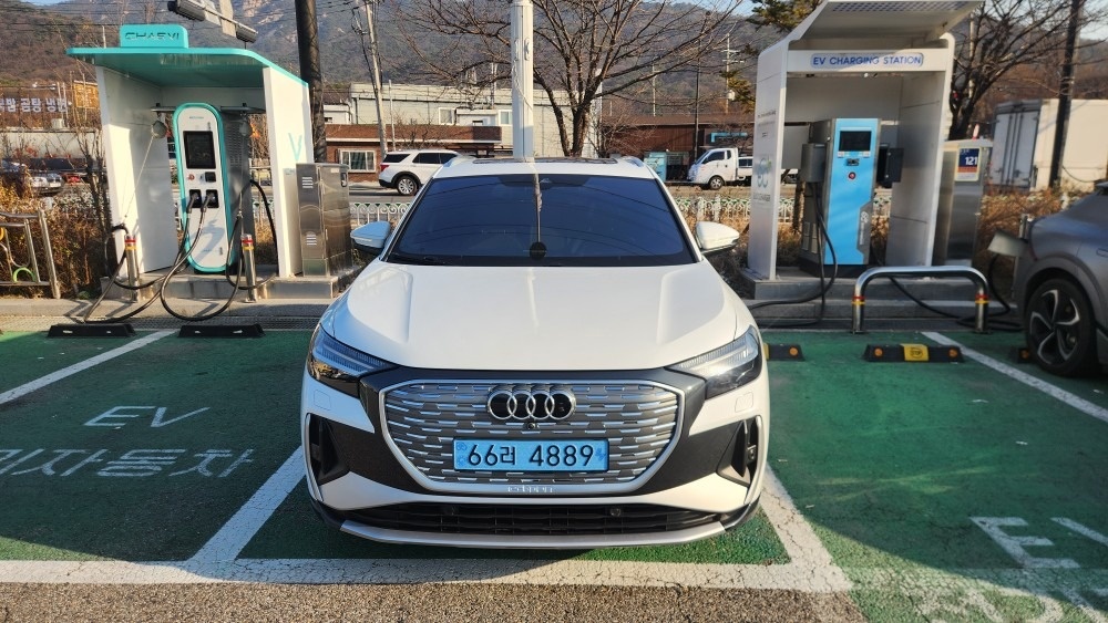 Q4 e-tron BEV(82kWh) RWD 40 프리미엄(386km) 매물 썸네일