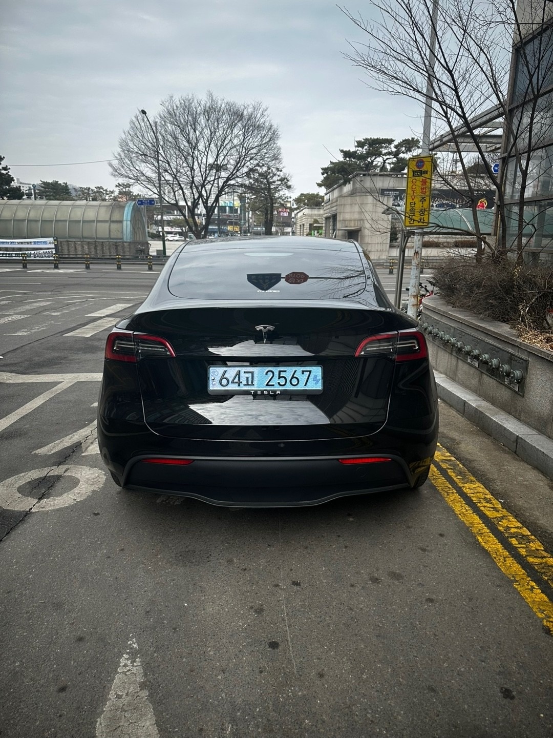 모델 Y BEV(75kWh) RWD 스탠다드 레인지 매물 썸네일