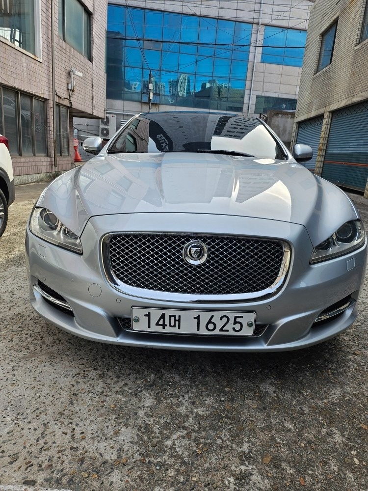 XJ X351 3.0 d 프리미엄 럭셔리 LWB 매물 썸네일