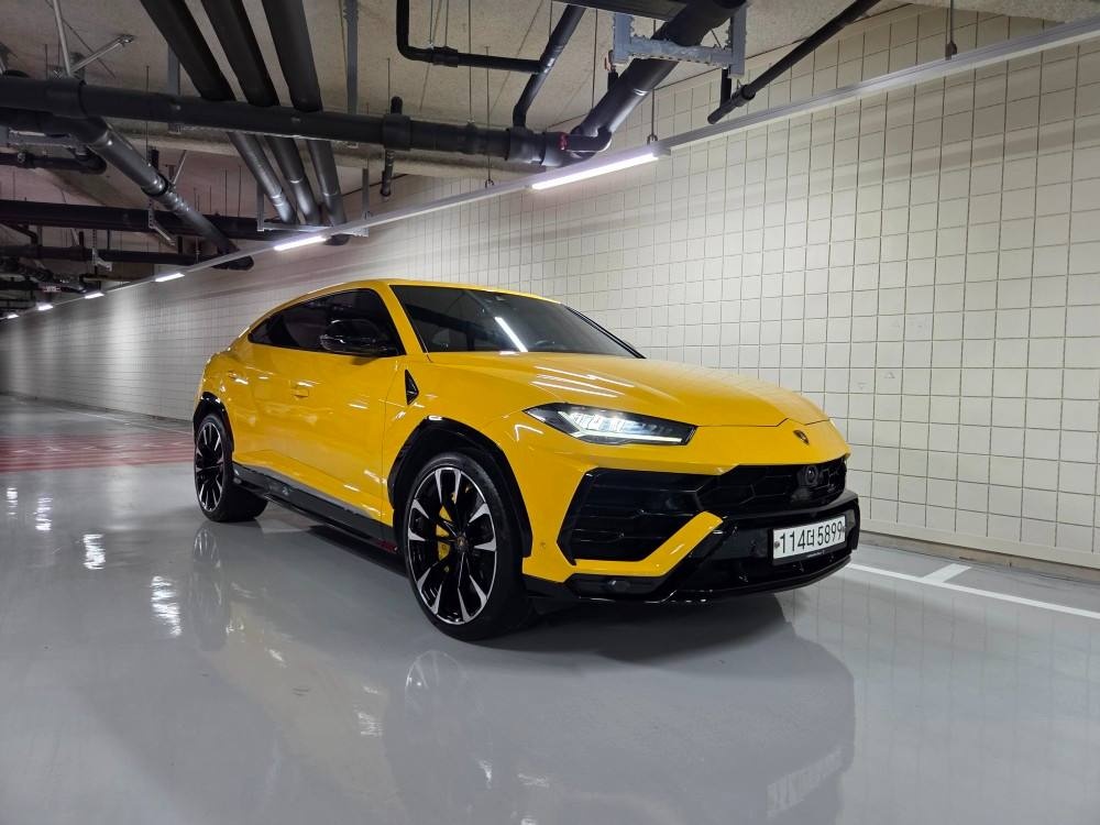 우르스 4.0 V8 AWD (666마력) 매물 썸네일