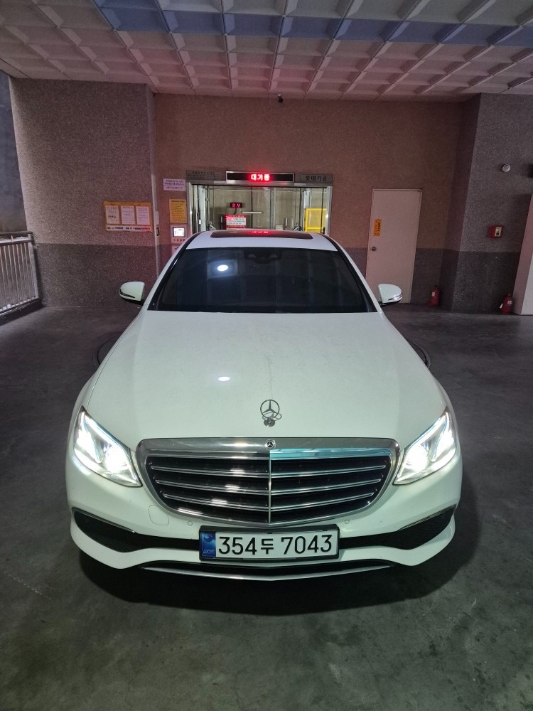 E 클래스 W213 E220 d 4Matic 후기형 (194마력)익스클루시브 매물 썸네일