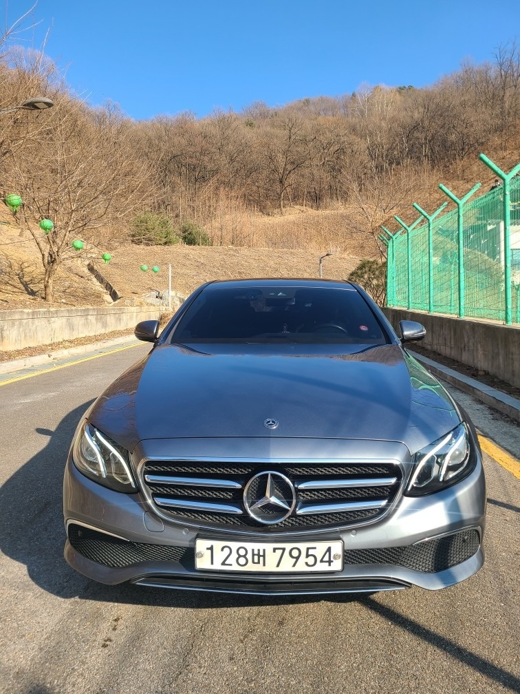 E 클래스 W213 E250 전기형 (211마력)아방가르드 매물 썸네일