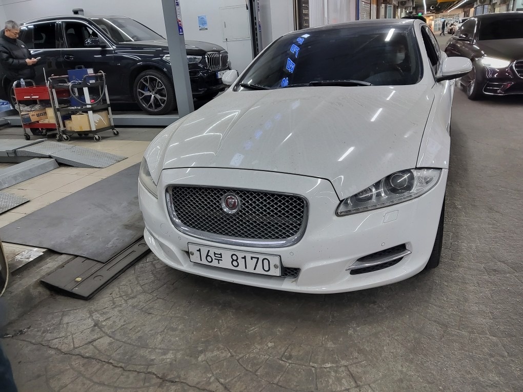 XJ X351 3.0 SC 프리미어 럭셔리 AWD LWB 매물 썸네일