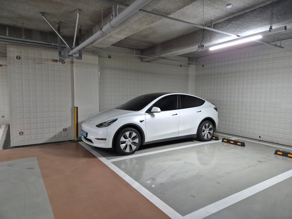 모델 Y BEV(75kWh) AWD 롱 레인지 매물 썸네일