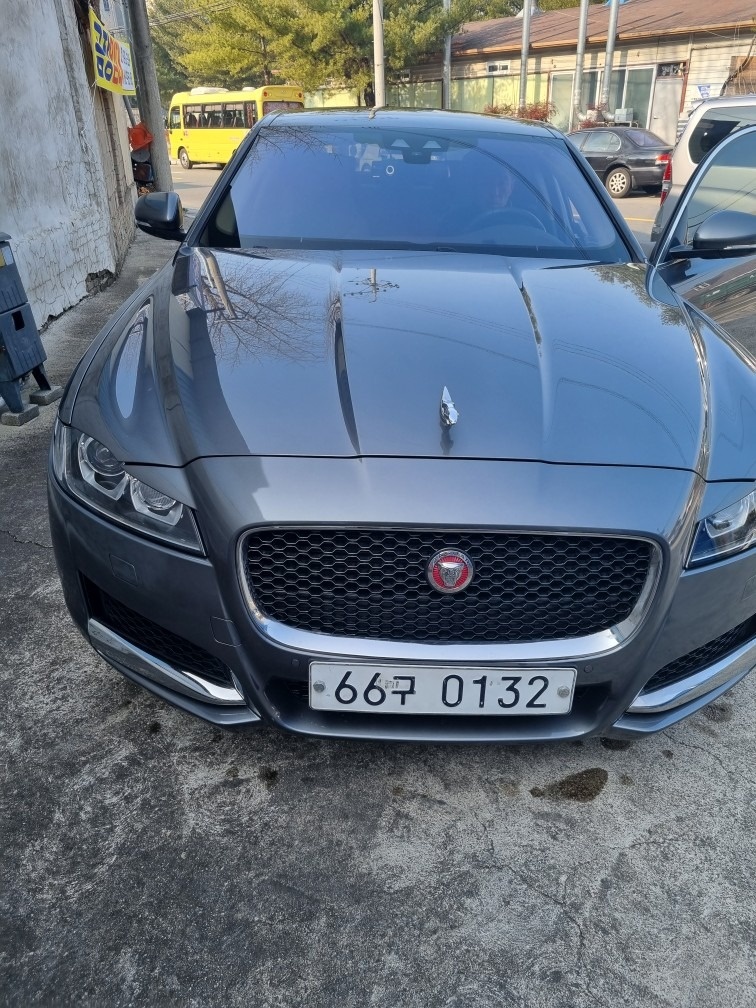 XF X260 20 d AWD 매물 썸네일