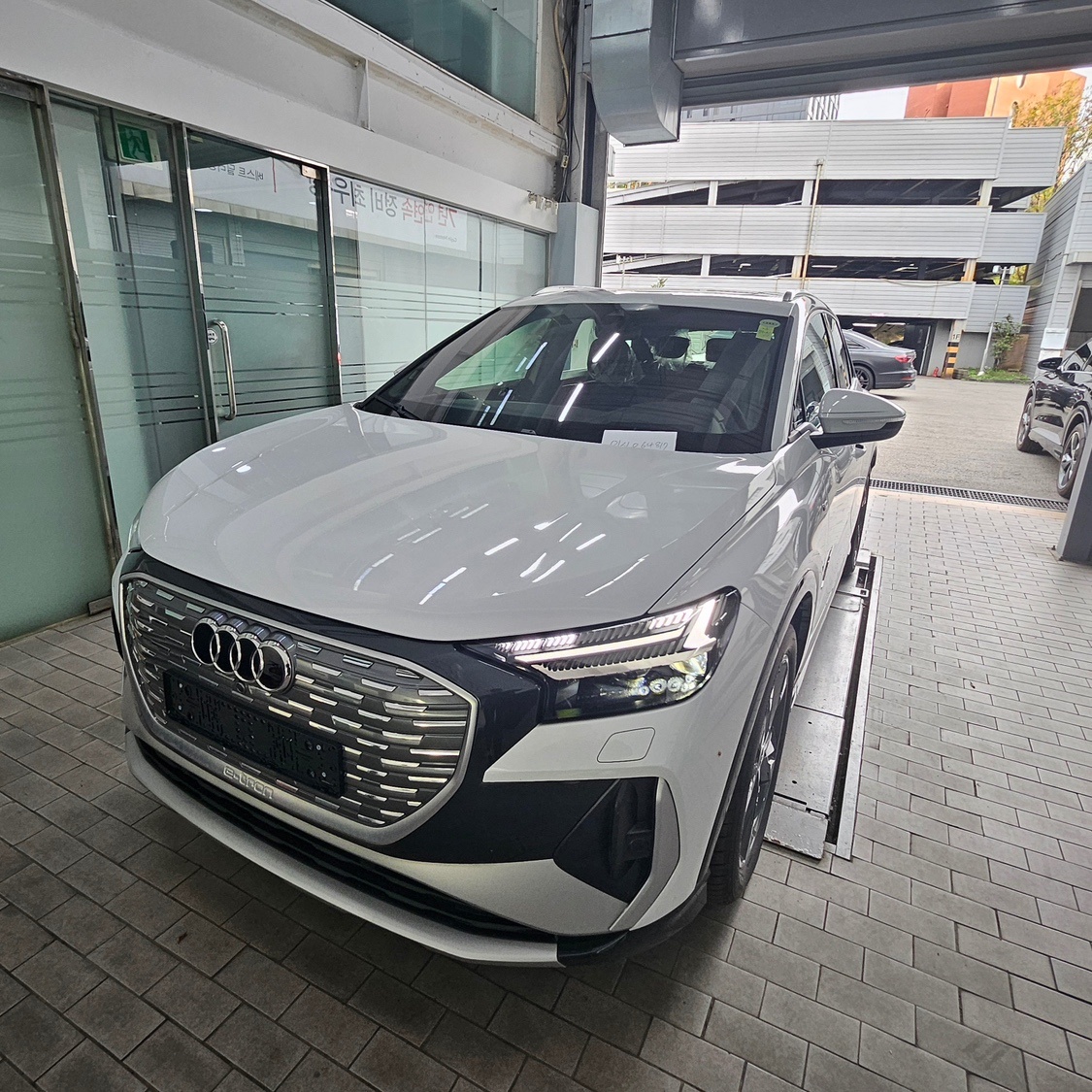 Q4 e-tron BEV(82kWh) RWD 40 프리미엄(386km) 매물 썸네일