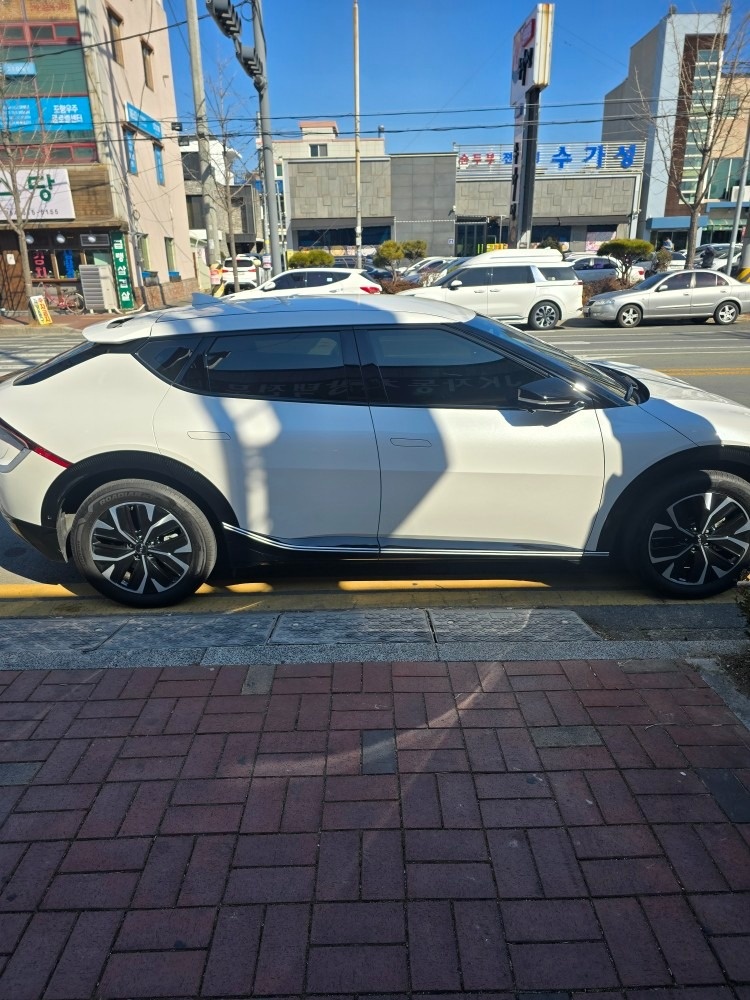 EV6 CV BEV(롱레인지/77.4kWh) RWD 어스(470km) 매물 썸네일