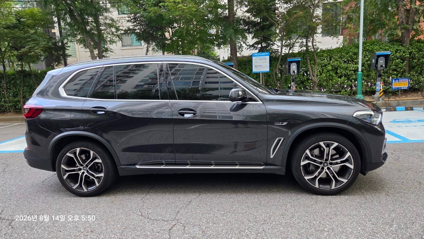 BMW X5 45e xDrive 2021 블랙 사진 2