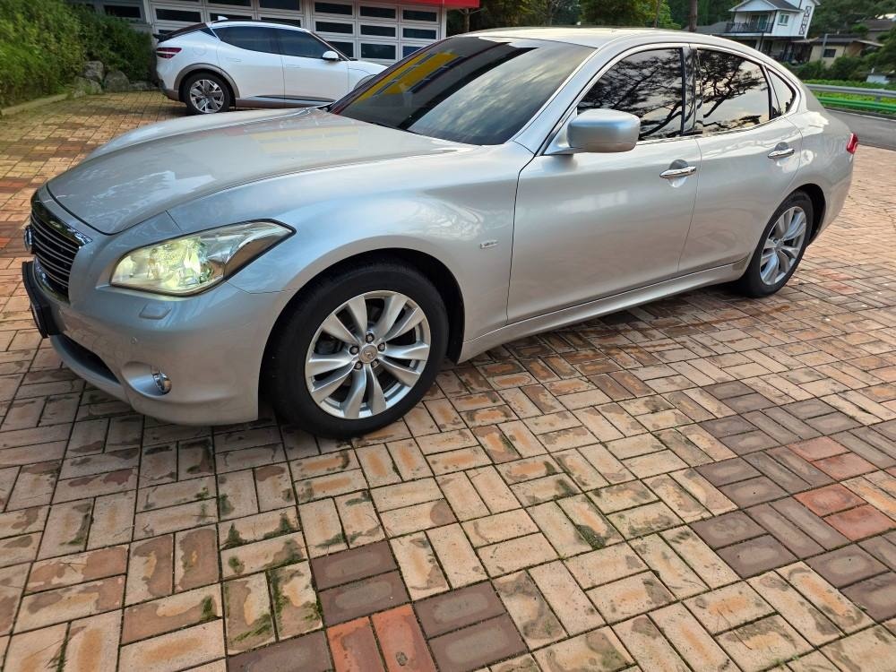 M Y51 3.7 RWD (333마력)익스클루시브 매물 썸네일