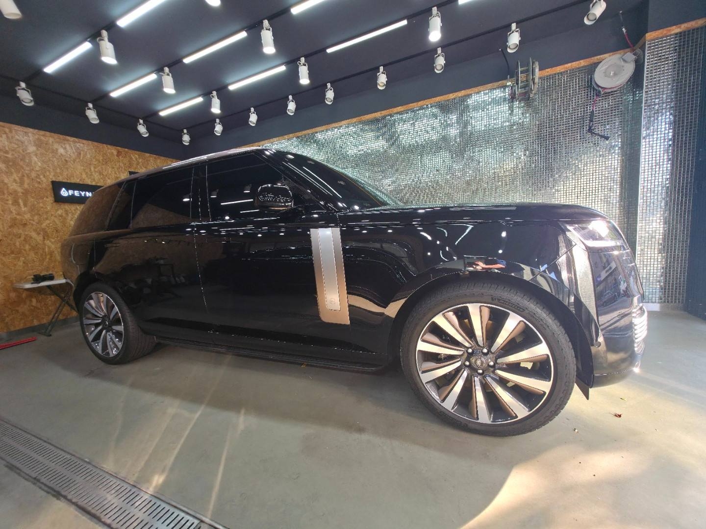 랜드로버 레인지로버 4.4 P615 LWB SV 2025 실버 사진 3