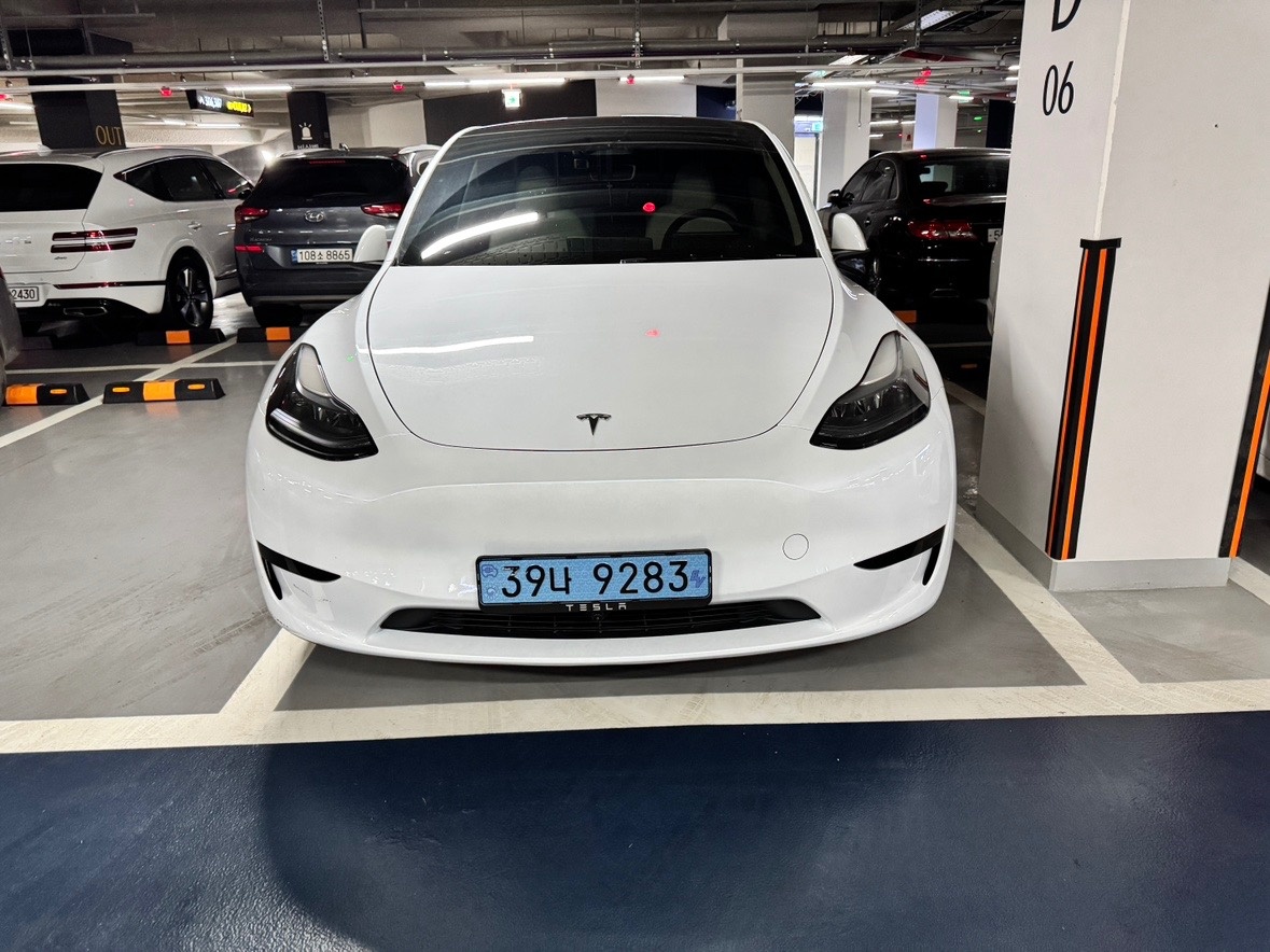 모델 Y BEV(75 kWh) RWD 스탠다드 레인지 매물 썸네일