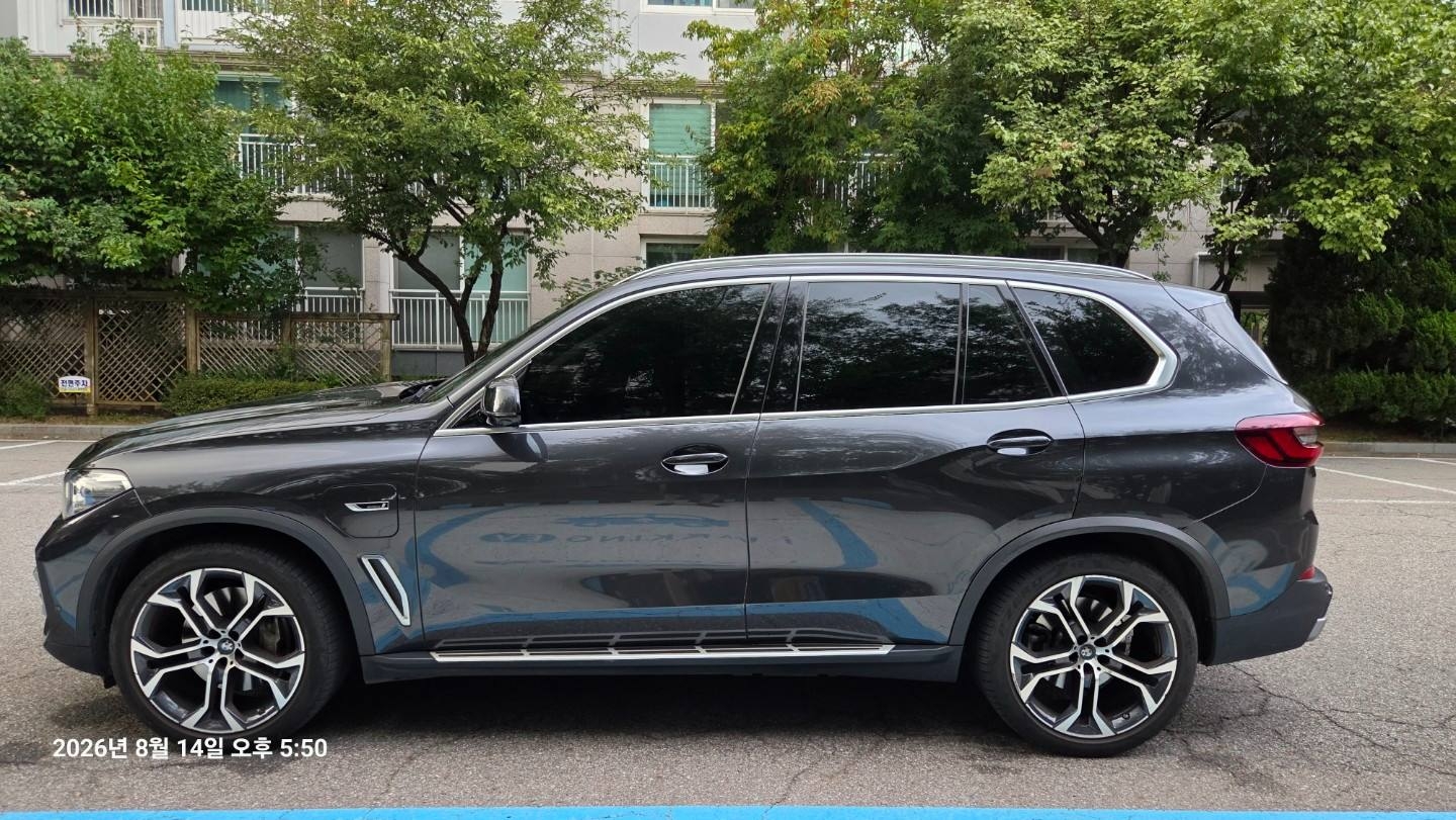 BMW X5 45e xDrive 2021 블랙 사진 4