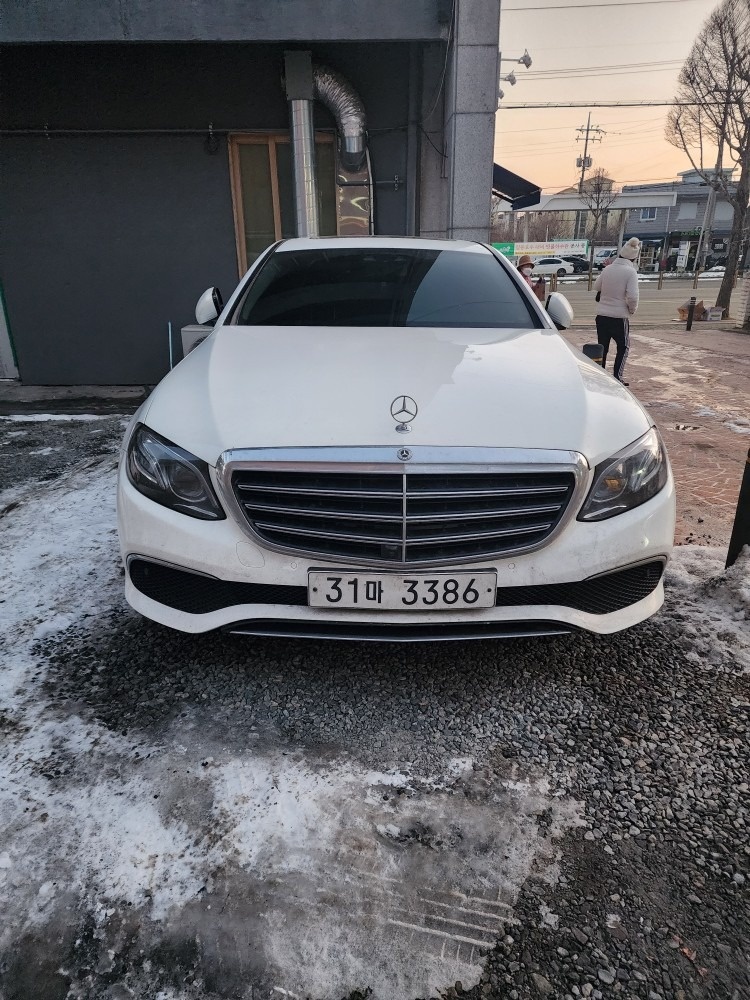 E 클래스 W213 E300 4Matic 전기형 (211마력)익스클루시브 매물 썸네일