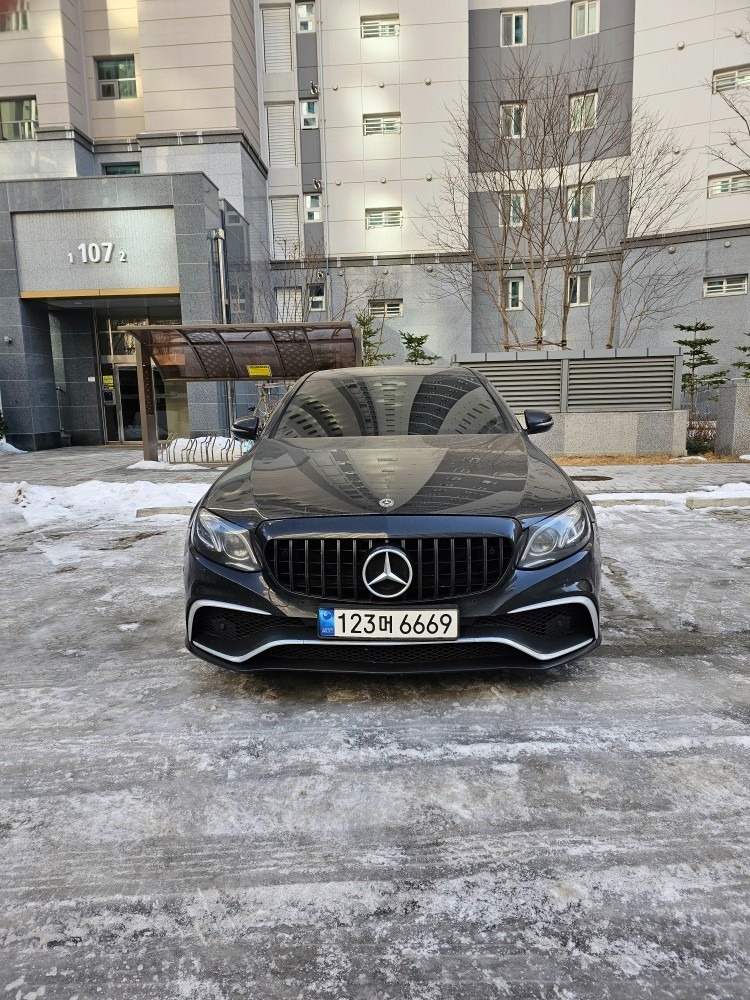 E 클래스 W213 E220 d 4Matic 전기형 (194마력)아방가르드 매물 썸네일