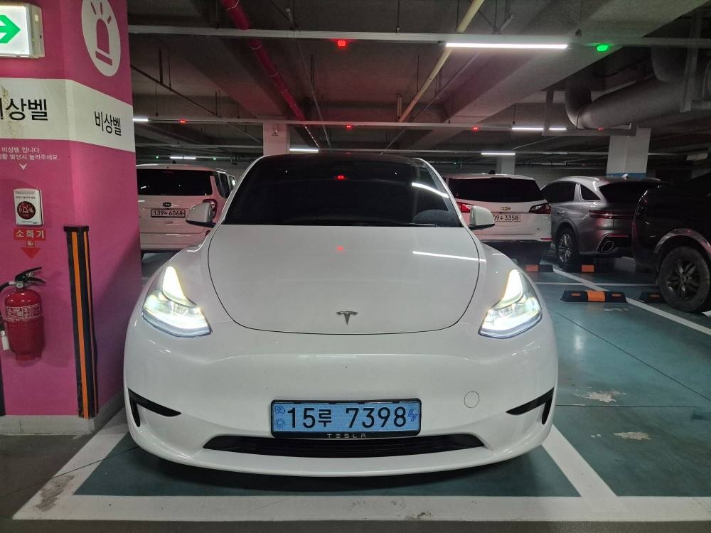 모델 Y BEV(75 kWh) RWD 스탠다드 레인지 매물 썸네일