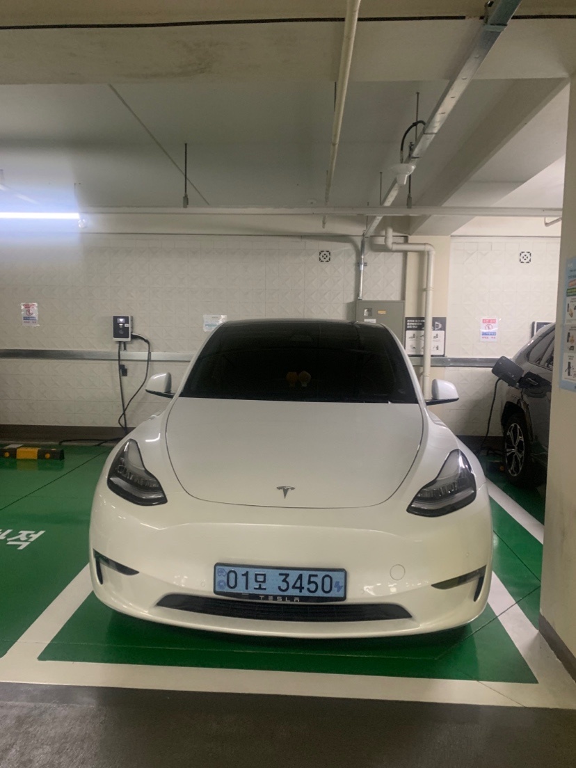 모델 Y BEV(75kWh) RWD 스탠다드 레인지 매물 썸네일