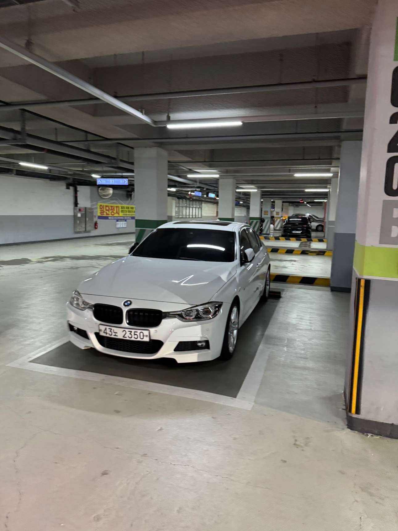 3시리즈 F30 330 i 세단 페이스리프트 (252마력) 매물 썸네일