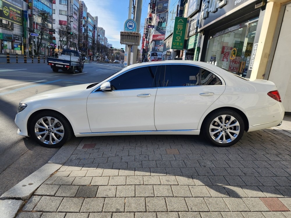 E 클래스 W213 E220 d 4Matic 전기형 (194마력)익스클루시브 매물 썸네일