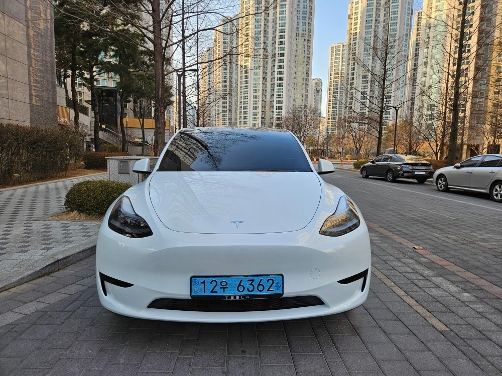 모델 Y BEV(75kWh) RWD 스탠다드 레인지 매물 썸네일