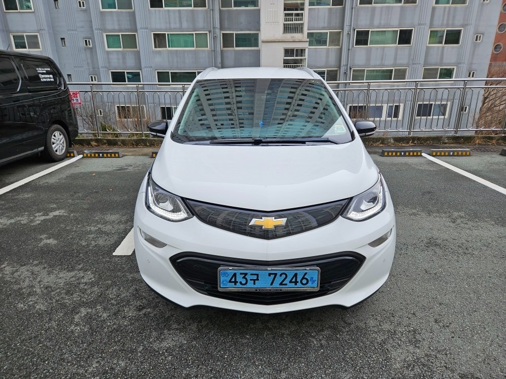 볼트 BEV(66kWh/414km) FWD 프리미어 매물 썸네일