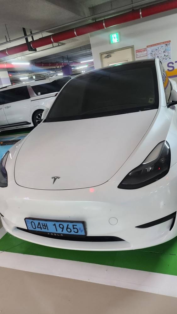 모델 Y BEV(75 kWh) RWD 스탠다드 레인지 매물 썸네일