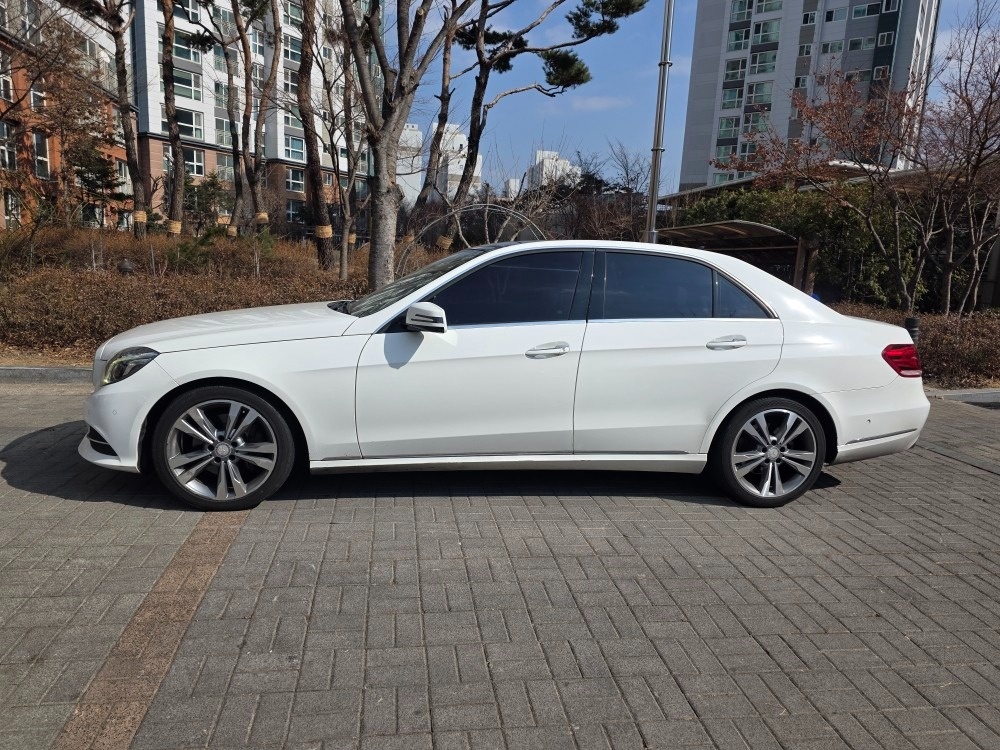 E 클래스 W212 E300 4Matic 후기형 (252마력)아방가르드 매물 썸네일