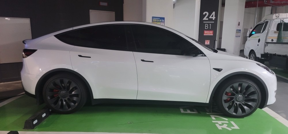 모델 Y BEV(75kWh) AWD 퍼포먼스 매물 썸네일