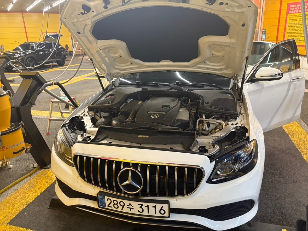 E 클래스 W213 E300 전기형 (211마력)아방가르드 매물 썸네일
