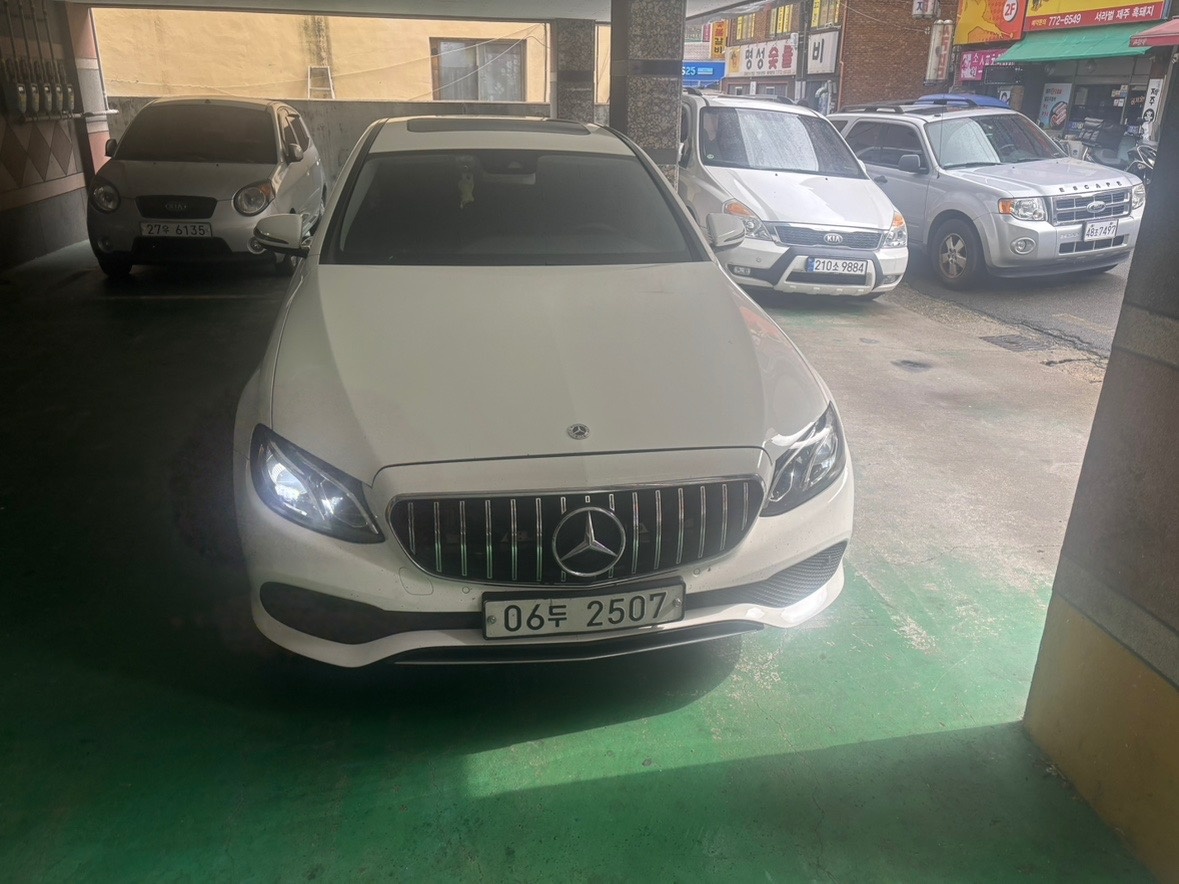 E 클래스 W213 E200 전기형 (211마력)아방가르드 매물 썸네일