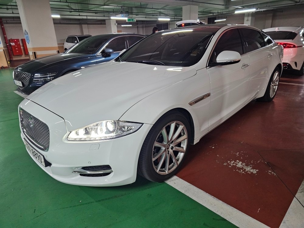 XJ X351 3.0 d 프리미엄 럭셔리 LWB 매물 썸네일